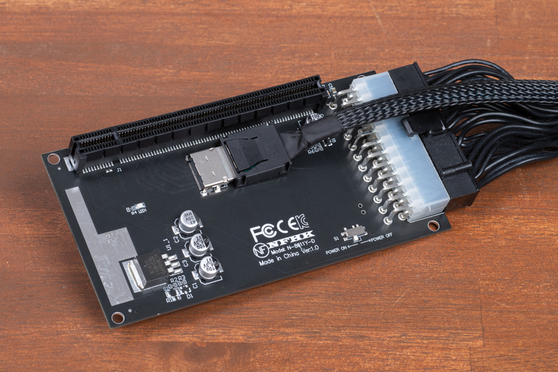 GPUボードに電源ユニットのATX 24ピンメイン電源ケーブルとOCuLinkケーブルを接続
