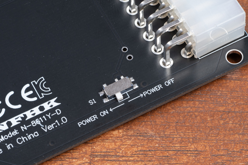 このスライドスイッチを「POWER ON」にするとビデオカードに電源が入る