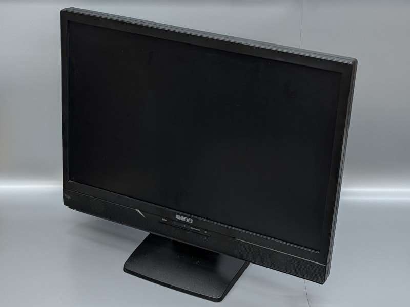 今回処分するのはアイ・オー製22型モニター「LCD-AD221X」。<a href="https://pc.watch.impress.co.jp/docs/2007/0228/iodata.htm" class="n" target="_blank">発売は2007年</a>、Windows Vista時代のモデルだ