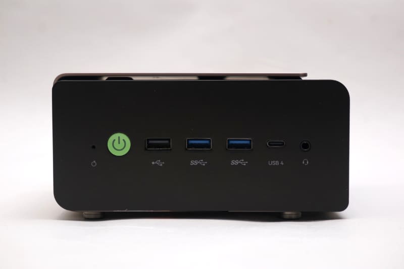 本体前面のインターフェイス。USB4、USB 3.2 Gen 2が2基、USB 2.0が1基、3.5mm音声入出力を装備