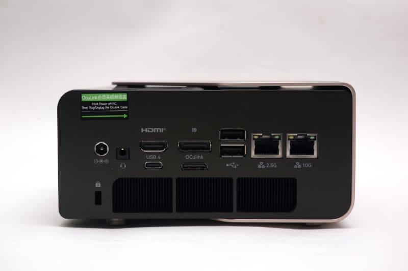 背面はOCuLink、USB4、USB 2.0 2基、HDMI 2.1、DisplayPort 1.4、10Gigabit Ethernet、2.5Gigabit Ethernet、音声入出力を備える