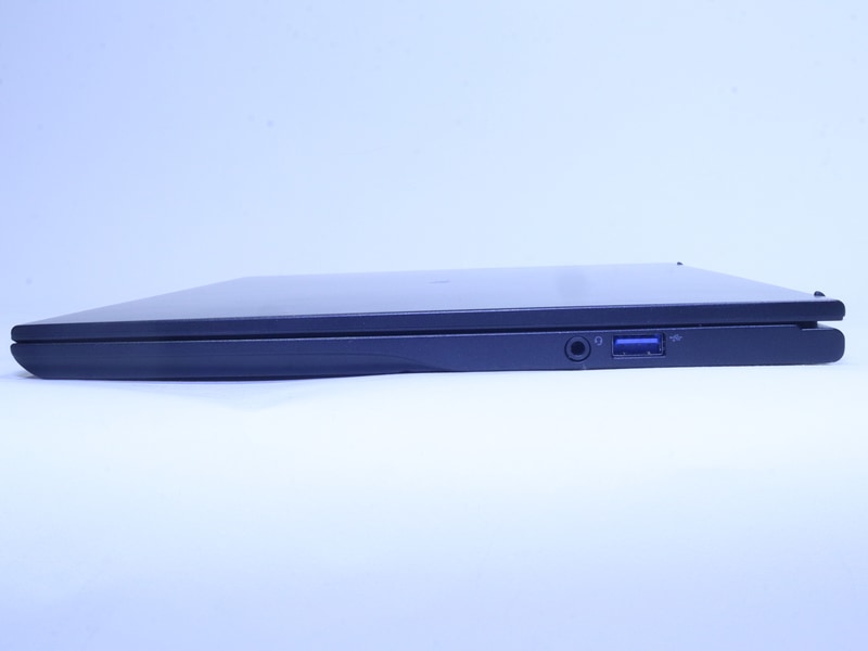右側面にはUSB Type-Aと3.5mmオーディオコンボジャックを備える