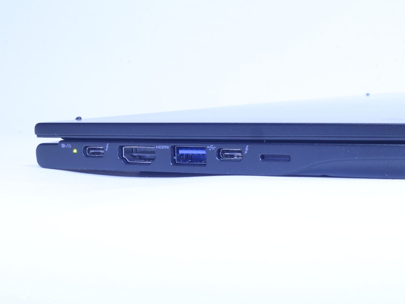 電源はThunderbolt 4のUSB Type-Cから給電できるのはうれしいポイントの1つだ