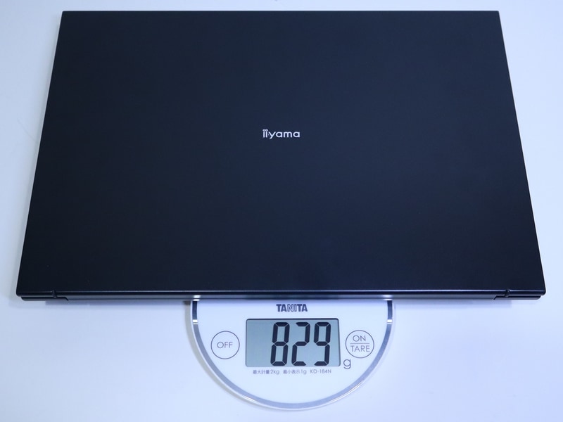重量は実測で約829gとかなり軽量だ