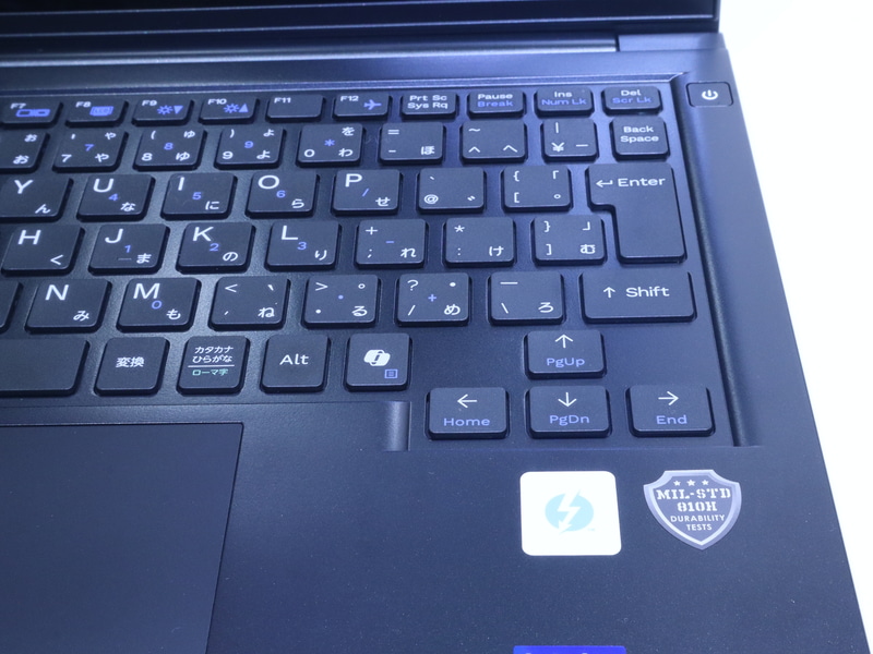 カーソルキーがほかのキーから少しゆとりを持たせて配置されているので、誤操作しにくい作り。電源ボタンについても、キーボードレイアウトから独立して配置されているのでこちらも誤操作の心配はなさそうだ