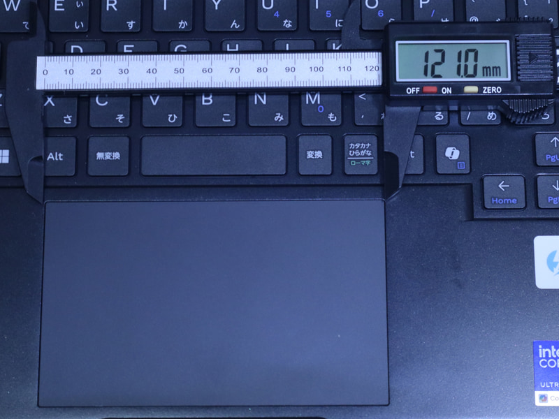 タッチパッドは実測で121×73mmとかなり広い領域がキープされていた
