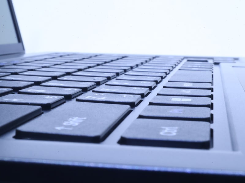 キーボードのくぼみはわずか0.2mmのため、写真だとなかなか確認が難しいが、よく見ると微かに中央が凹んでいるのが分かる