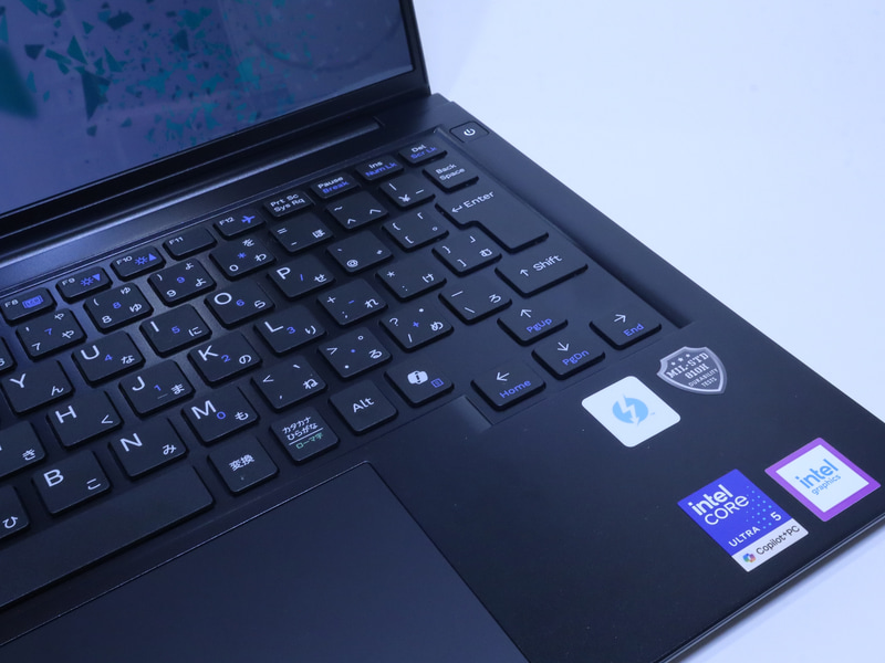 IntelやThunderboltのシールと並んで、「MIL-STD-810H」のシールが！これこそ堅牢性を示すMIL規格の認証ロゴだ