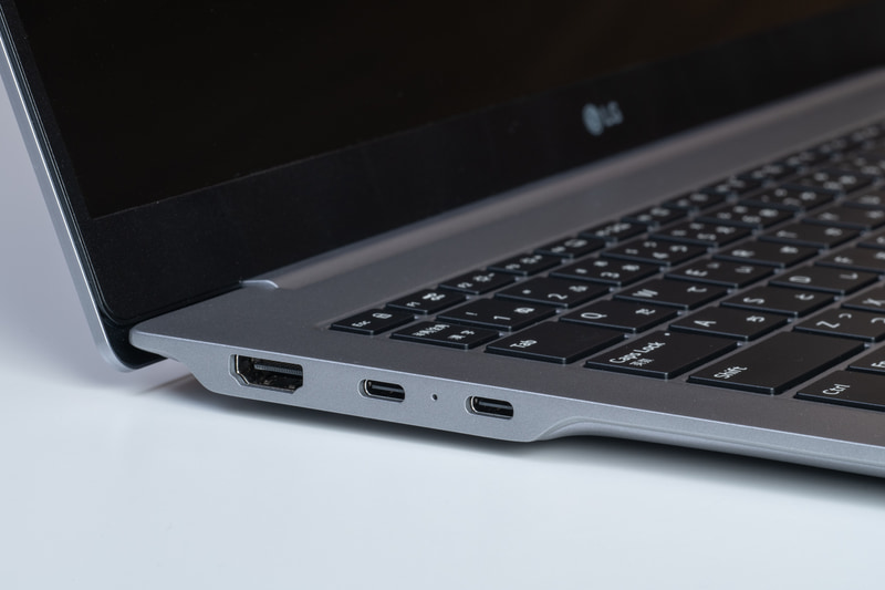 左側面にはHDMI出力、Thunderbolt 4 2基を備える