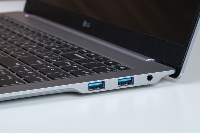 右側面にはヘッドセット端子、USB 3.2 Gen 1 2基を搭載する