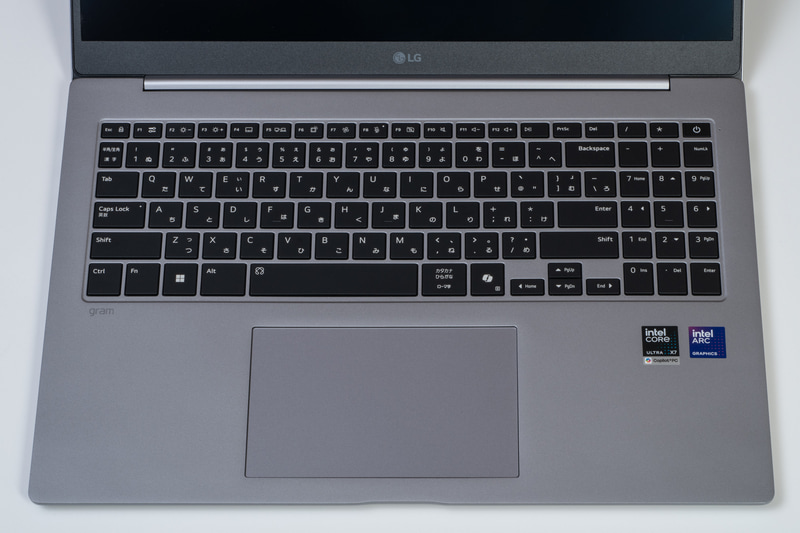 キーボードはテンキー付きなので効率よく作業を行なえる