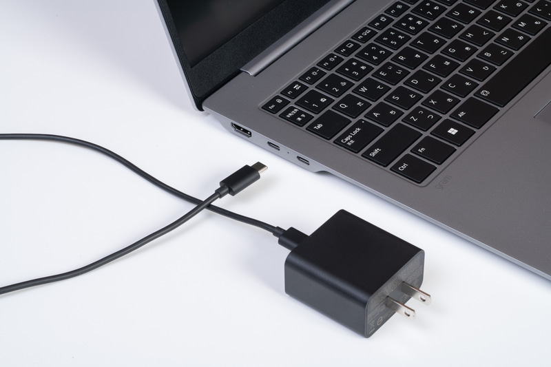 付属ACアダプタは65W出力のUSB Type-C接続タイプ。非常にコンパクトだ