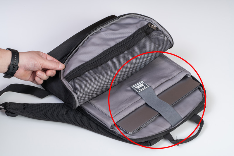 薄いのでコンパクトなバッグにもサッと入れられる。大画面でも高いモビリティを実現している