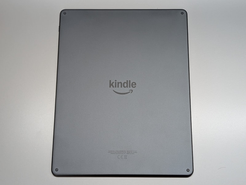 背面。Kindle Colorsoftのような滑り止め加工は施されていない