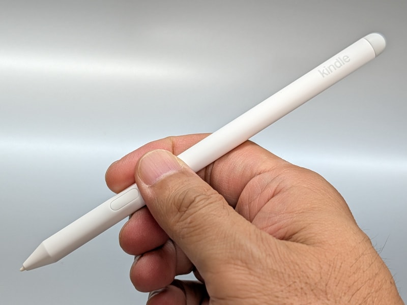 標準添付のタッチペン(プレミアムペン)。人差し指が触れる位置と後端にボタンがある