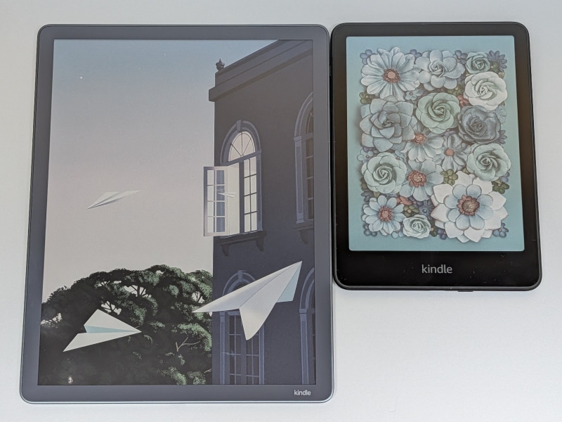 同じくカラーE Inkを採用した7型の「Kindle Colorsoft」(右)との比較。面積比でおよそ倍近い差がある