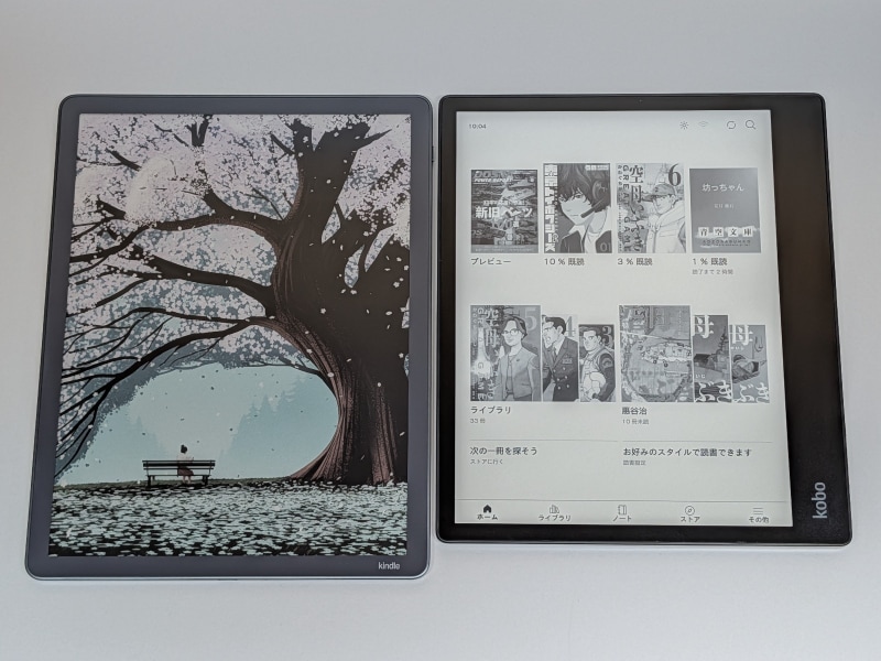 楽天Koboのタッチペン対応モデルKobo Elipsa 2E(右)との比較。初代Kindle Scribeに似たデザインで本製品とは形状が大きく異なる
