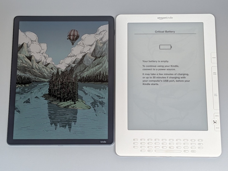 かつての大画面モデル、Kindle DX(右)との比較。本製品のほうがボディサイズは小さいが画面サイズは逆に大きい
