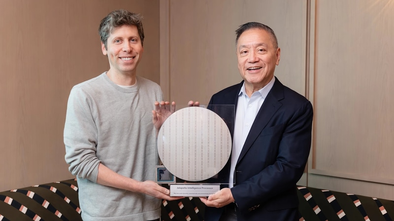 Broadcomの社長兼CEOであるホック・タン氏から、OpenAIのCEOサム・アルトマン氏に手渡されたJalapeñoのウェハ