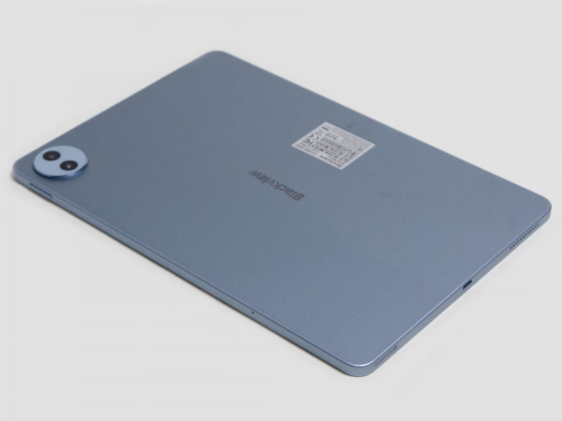 右側面にSIMスロット、USB Type-C、スピーカーR。上側面に音量±ボタン