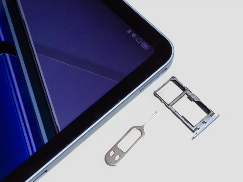SIM/microSDスロット。内側がSIM1、外側がmicroSDと排他のSIM2