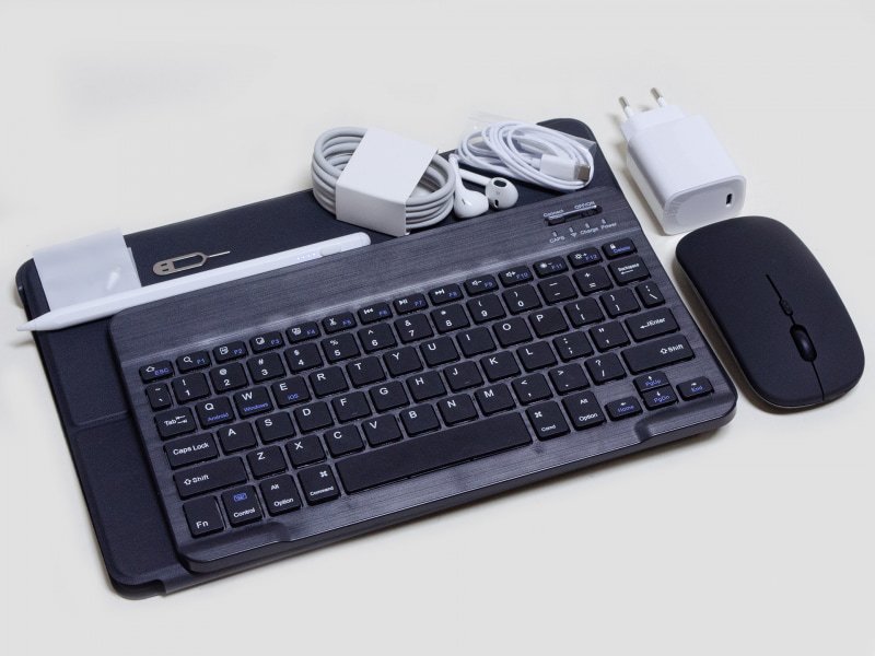 付属品。左上の白い袋には交換用のペン先、ペン、イジェクトピン、USB Type-Cケーブル、イヤフォン(USB Type-C)、ACアダプタ(55W)、マウス。キーボード。下にケース