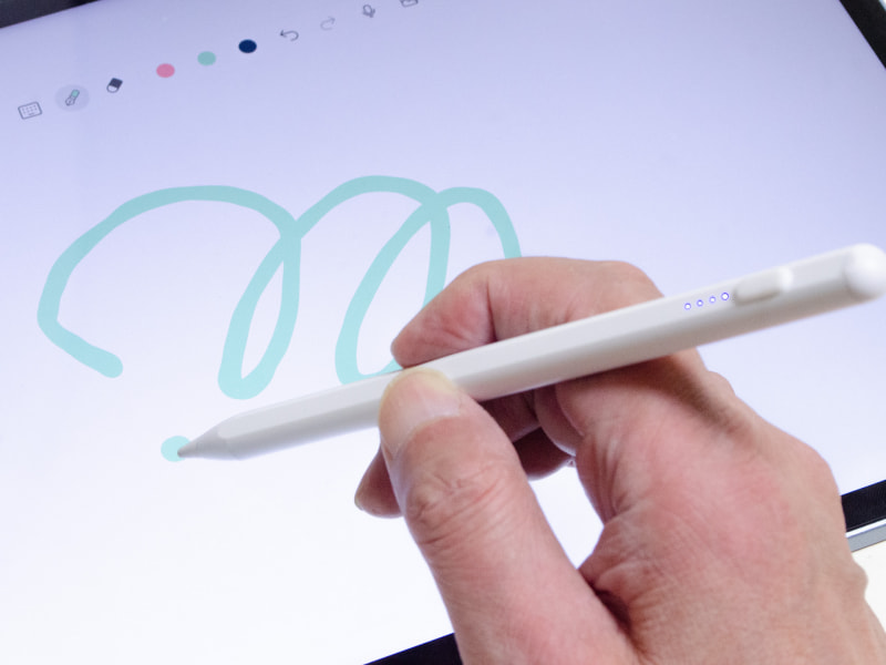 ペン(スタイラス2.0)使用中。プリインストールされているマルチテックメモを使用。充電はペンの後ろ側、楕円のキャップを外すとUSB Type-Cのコネクタがある
