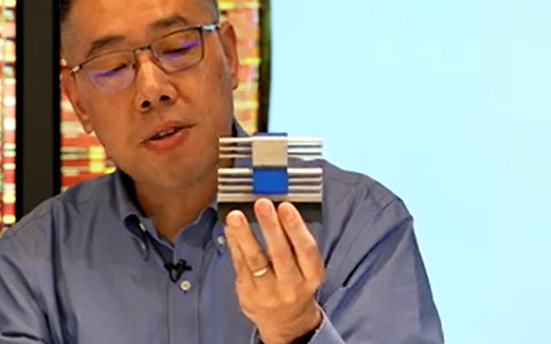 ナノスタックのトランジスタの模型、縦方向にトランジスタが積層され、同時に水平方向にはずらされて実装される