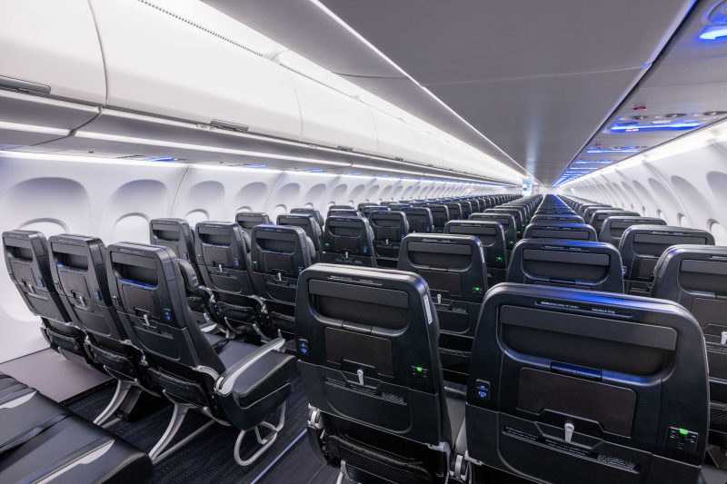 スターフライヤーの航空機は、全座席にUSB電源およびAC電源が備わっている(写真: スターフライヤー提供)