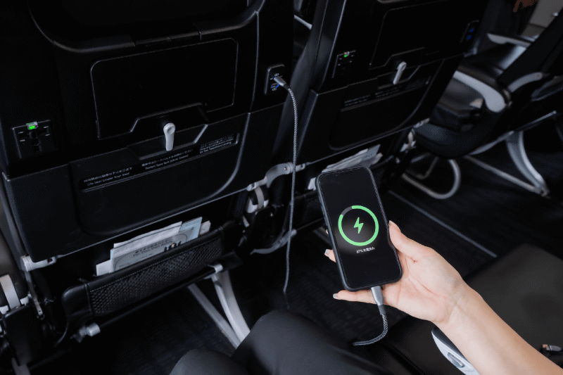 USB電源を利用してスマートフォンなどのリチウムイオンバッテリ内蔵電子機器の充電は規制対象外で、問題なく可能(写真: Anker提供)