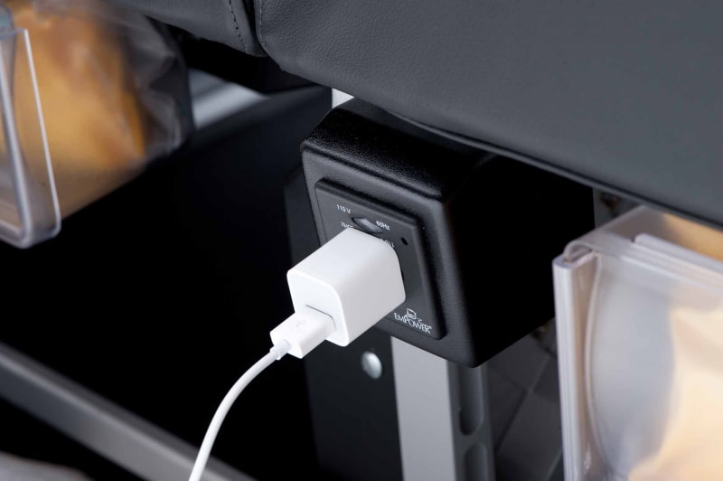 このようにAC電源にACアダプタを接続してスマートフォンやPCを充電することも問題ない(写真: スターフライヤー提供)
