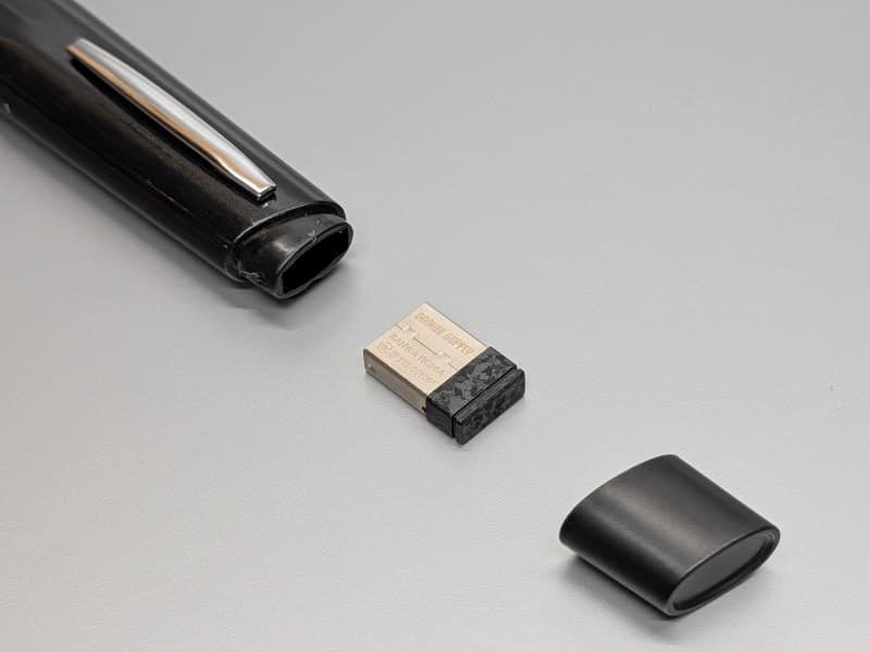 ドングルについては本体後部に収納できる。キャップ類の噛み合わせはややチープ