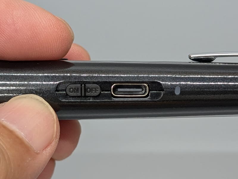 底面には電源スイッチ(スライド)、充電用のUSB Type-Cポートを備える