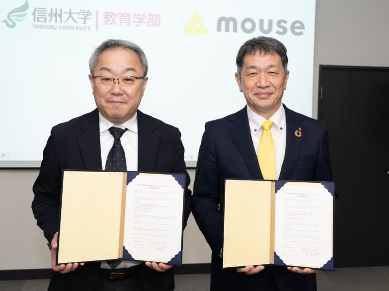信州大学教育学部の西一夫学部長(左)とマウスコンピューターの軣秀樹社長(右)