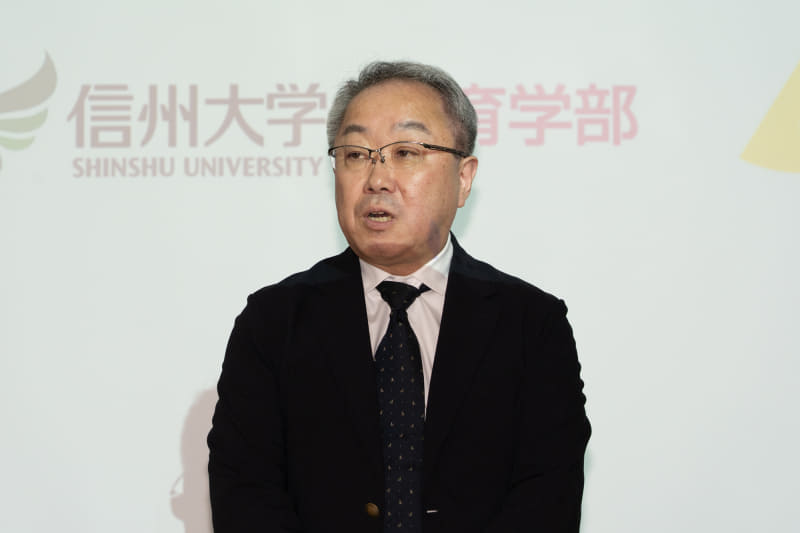 西一夫学部長(左)