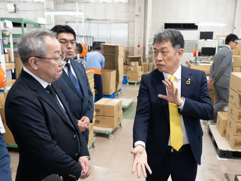 飯山工場を訪れた西学部長らを軣社長自ら案内した