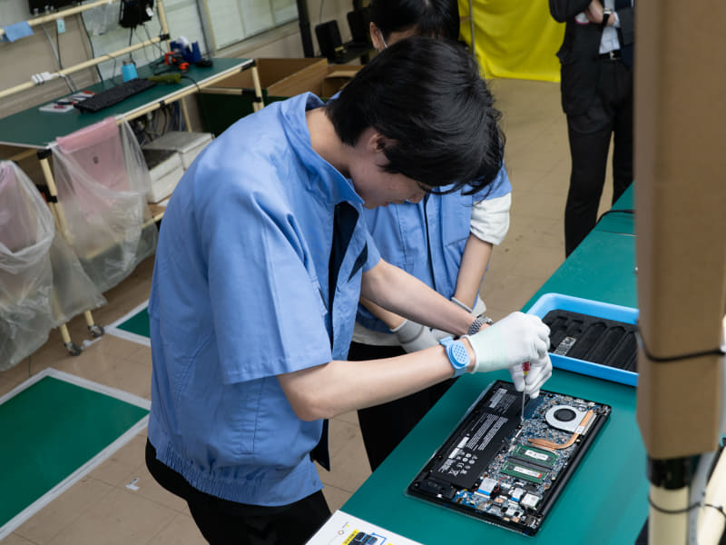 信州大学教育学部の学生も招き、寄贈するPCの組立体験も実施した