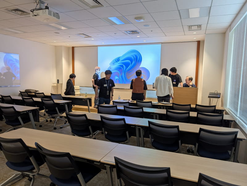 イベント開始2時間前に呼び出された関係者たちは、会場での段取りをリハーサルしたり、来場者への対応についての最終確認、交流会の準備などが進められた