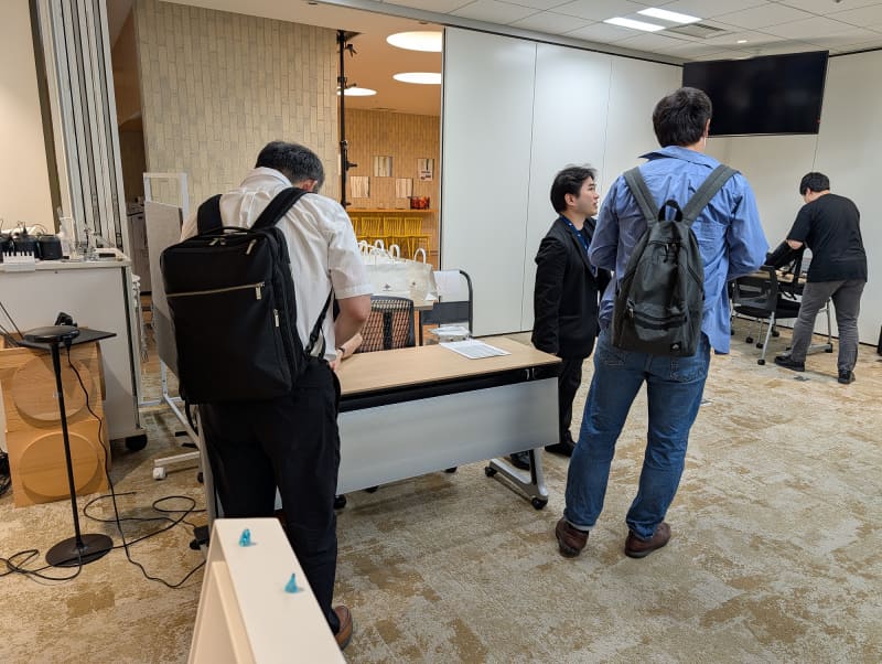 入場開始。今回は定員31名のうち、欠席者はなんとゼロ！平日開催のこの手のイベントでは、当日の仕事の都合などで欠席する人が数名出るものだが、1人も欠けることなく全員参加となり、編集部サイドからは喜びの声が上がっていた。
