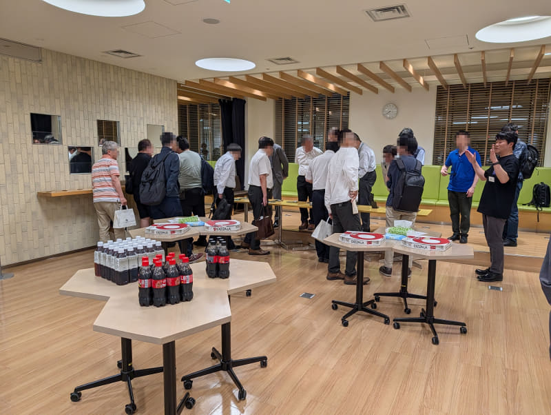 交流会がスタート! ところが来場者は軽食のピザには目もくれず、周辺に展示された劉氏の「懐パーツ」に夢中で、実に「PC Watchらしさ」が感じられる一幕だ