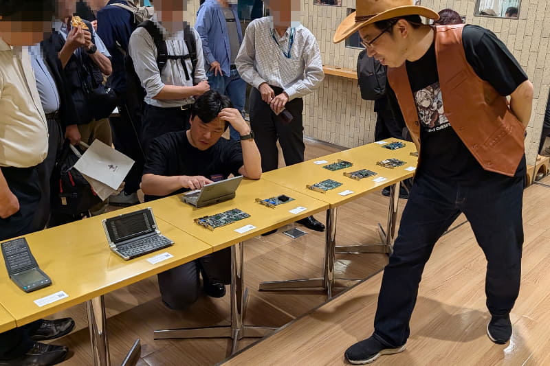 バッテリで動作する「Libretto」に驚く芹澤氏。ちなみに芹澤氏はこのあと「P.A.D」の生配信があるため、途中で退出していった