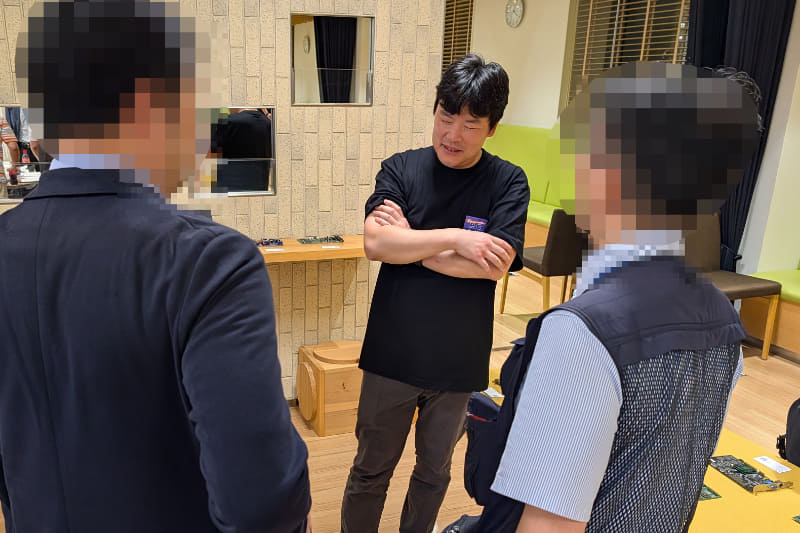 展示パーツについてのトークで盛り上がる劉氏
