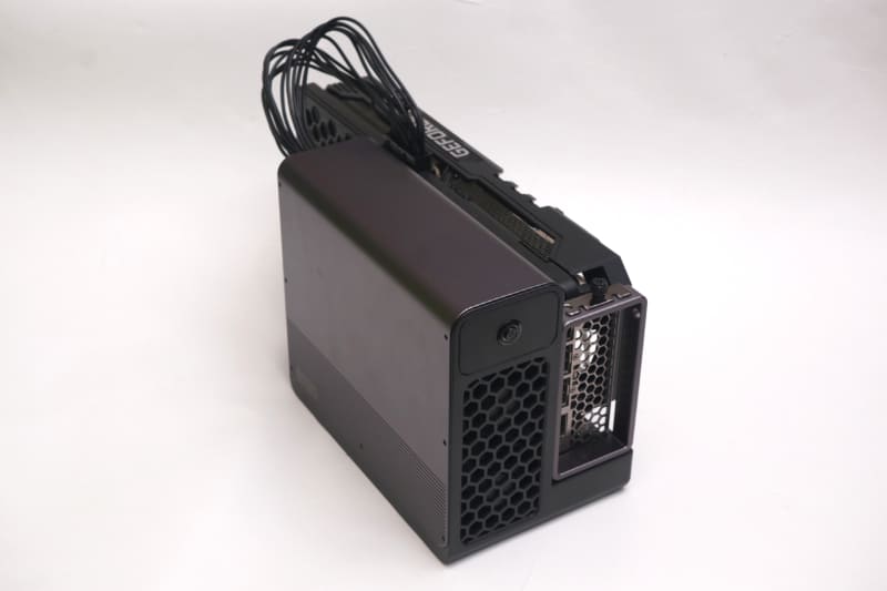 電源ボタンを前面にすると、電源の排気、ビデオカードのブラケットも前面になる