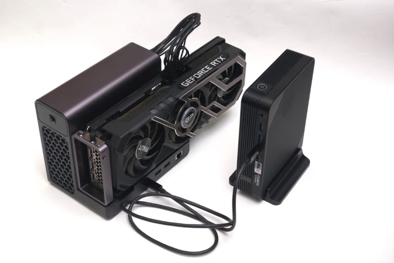 そもそもGPD BOXのUSB4 Version 2.0は前面から出ているので、ちょっと格好悪い