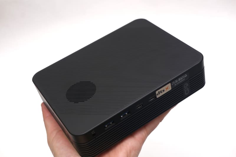 手に載るサイズで電源内蔵している