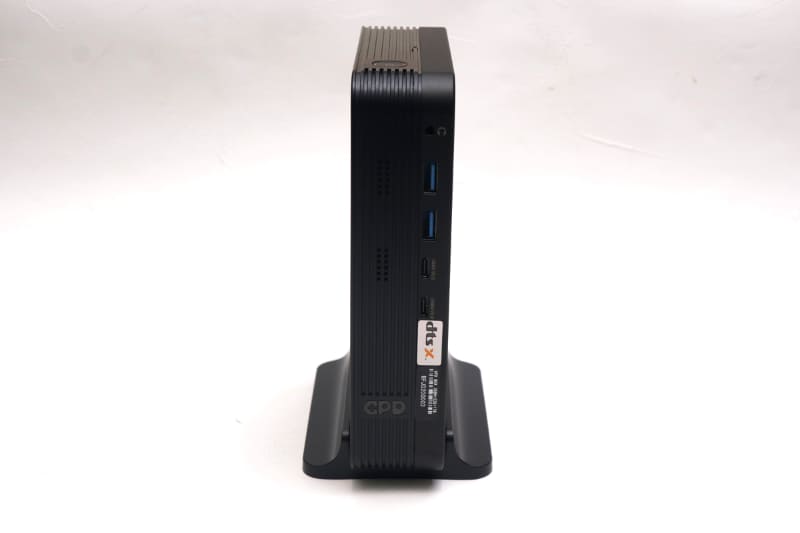 前面インターフェイスはUSB4 Version 2.0が2基、USB 3.2 Gen 2が2基、3.5mm音声入出力を搭載
