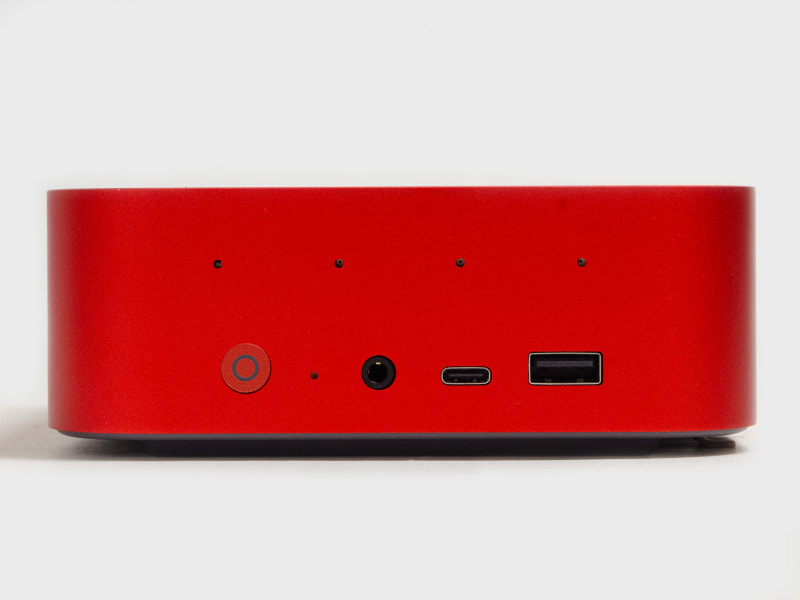 前面。電源ボタン、3.5mmジャック、USB 3.2 Gen 2、USB 3.2 Gen 2 Type-C。上のホールはマイク