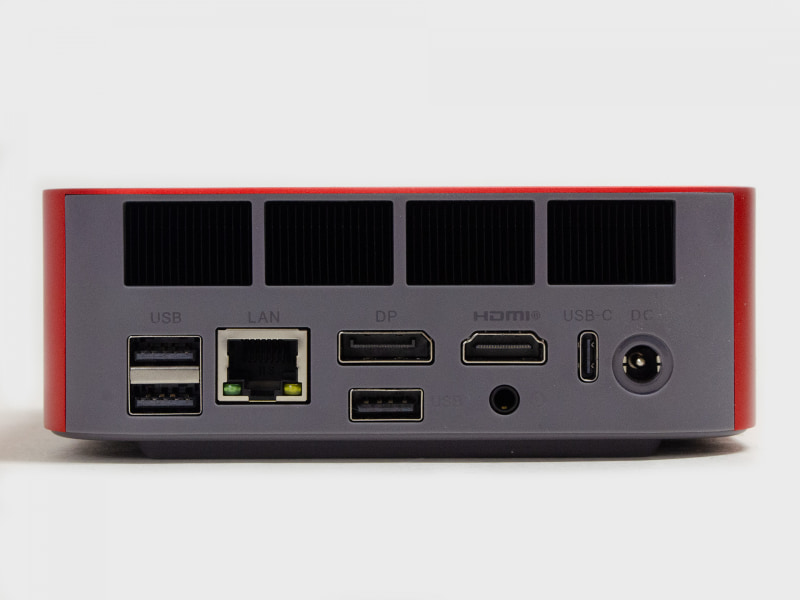背面はUSB4、USB 2.0 2基、USB 3.2 Gen 2、3.5mmジャック、2.5Gigabit Ethernet、DisplayPort、HDMI出力、3.5mmジャック、電源入力