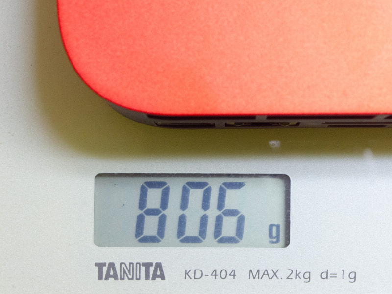 重量は実測で806g。仕様より少し重い
