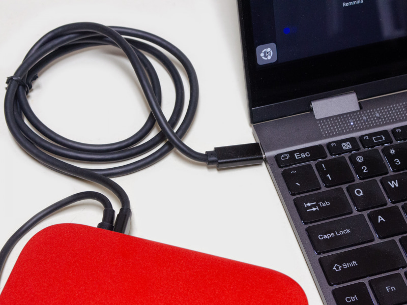 いつものキーボード付きモバイルモニターへ接続。背面にUSB4があり、Type-Cケーブル一本で接続可能
